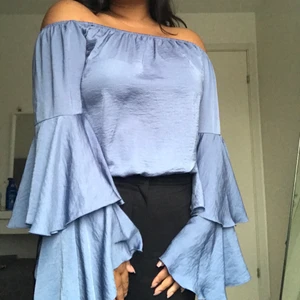 Blus M/L - I fint skick! Kan användas som offshoulder och tvärtom. 