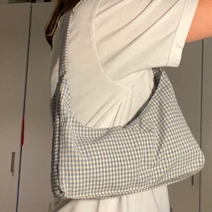 Trendig baguettebag - En jättefin baguettes i blått och vitt. Passar till mycke då de passar till jeans. Ni står för frakt! BUDA I KOMMENTARERNA!!!