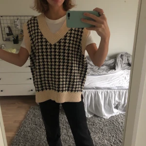 Superfin stickad väst - Intressekoll! Buda i kommentarerna💕💕 Aldrig använd, nypris 350kr🥰