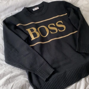 Vintage BOSS tröja - Vintage BOSS tröja i storlek XL. Supemysig och varm stickad tröja i väldigt bra skick. Skicka PM om ni vill ha fler bilder.