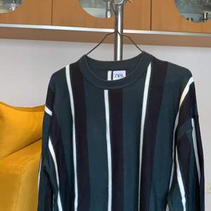 Stickad tröja från Zara. Mjukt material med ett fint mönster. Lite tightare passform! ⚡️