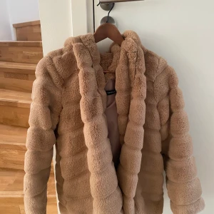 Teddy jacka - Världens mysigaste höst jacka är detta!!! Är 160 och den går ungefär över rumpan