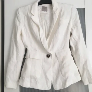Linne kavaj  - Vit kavaj i linne liknande material från hm, i storlek 32/34💓