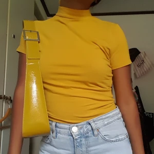 Gul polotröja  - Höstig t shirt med senapsgul färg och hög hals för lite extra värme på hösten. Använd 2 gånger då jag har andra plagg jag gillar mer 😊 Stretchig och passar därför både xs och S. Mjuk i kvalitén och ej genomskinlig. Perfekt skick inga fel!