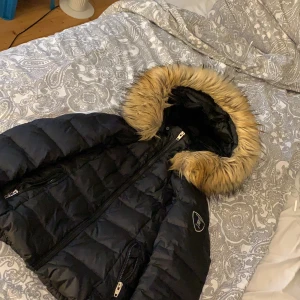 Rockandblue jacka str. 36 - Den är i fint skick använd 3-5 gånger,  bra kvalitet fake päls man kan ta loss luvan och pälsen om man skulle vilja tvätta jackan.