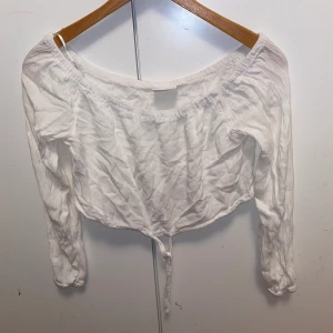 Blus - Säljer min blus (dock är den riktigt skrynklig) men tycker den sitter riktigt fint på❤️säljer den för jag inte har nån användning till den längre