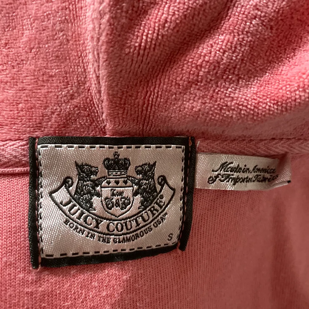 Jättefin Juicy Couture hoodie med tryck på ryggen, storlek S. Bra skick, säljer då den inte används. 400kr + frakt . Hoodies.