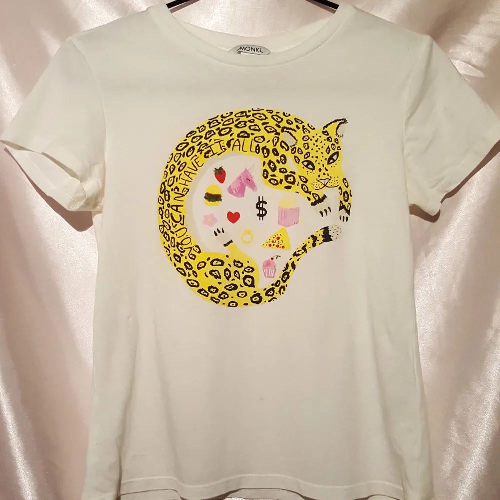 ~20% TIDIGARE 60KR/NU 50KR~ 🦋CUTE PRINTED WHITE TEE FROM MONKI.  ▪Size EU 34 / US 2 / UK 6 ▪Condition 9/10   🙋🏽‍♀️My measurements ▪Height 161cm / 5'3