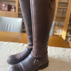 Billi Bi stövlar st 39 - Bruna Billi Bi stövlar med dragskedja där bak. Storlek 39, använda ca 6 gånger men tyvärr för små ❤️ 