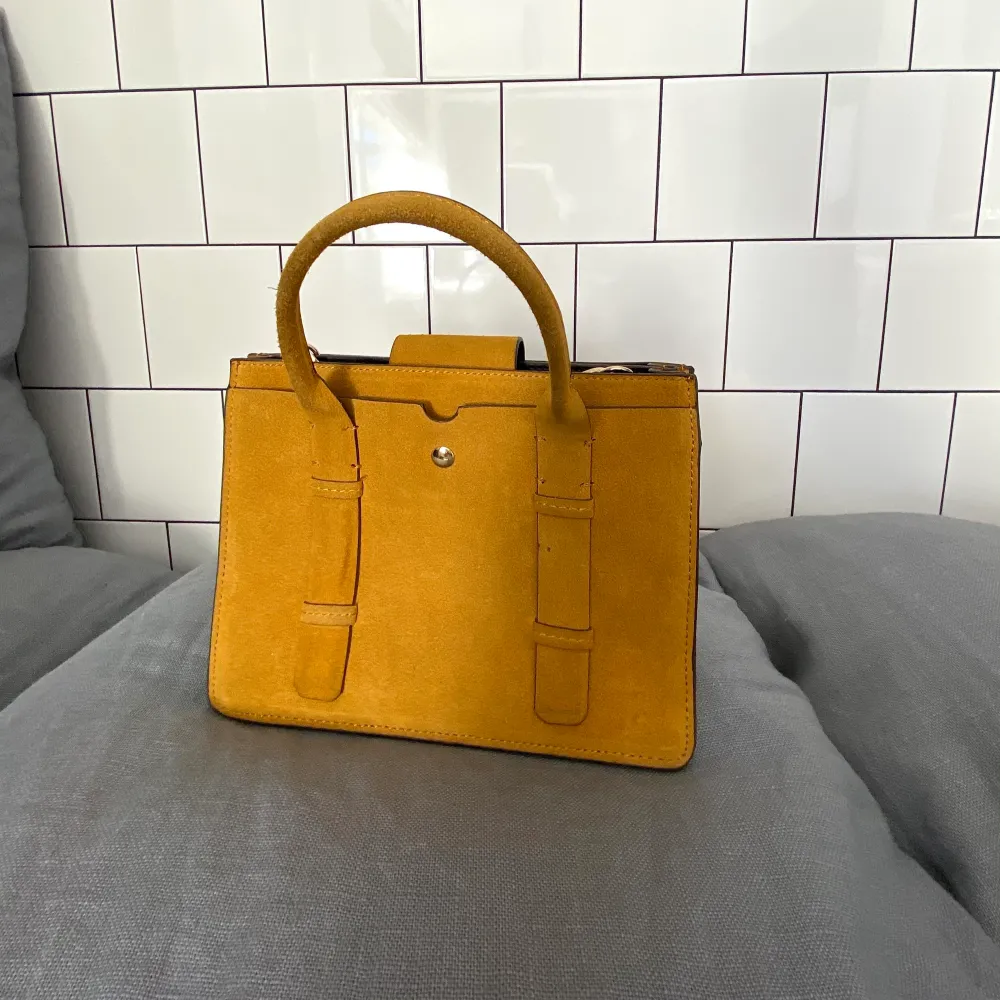 Liten väska från Zara, 35x20cm. Perfekt men 4 olika fack som delar upp väskan och håller ordning och reda!😋 (kan mötas upp i Stockholm, även frakta - köparen står för frakten). . Väskor.