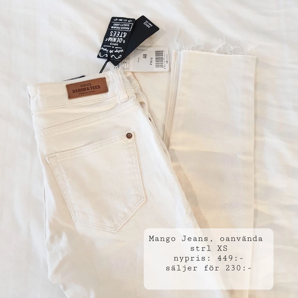 Med slitningar vid knäna . Jeans & Byxor.