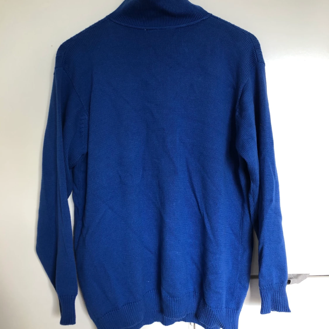 Kornblå stickad tjocktröja  - 91