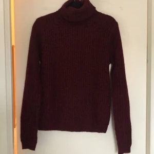 Vinröd Turtle Neck - Vinröd turtle neck från Nakd, märke: Rut&Circle. Använd en gång. Varm och skön (sticks ej). 