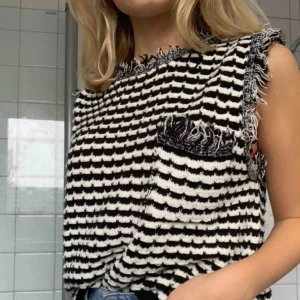 Zara väst - Säljer min sjukt snygga väst från Zara då jag ej finner användning för den. Den är i väldigt bra skick och jag har bara haft på mig den 3-4 gånger! 💕💕💕