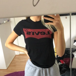 Levis t-shirt  - T-shirt från Levis med tryck på framsidan. Använd enstaka gånger. 
