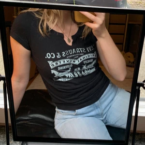 Vintage Levi’s t-shirt - Jättemjuk och snygg Levi’s tröja men vintage tryck och snitt i kragen! Använd ett fåtal gånger så i nyskick! Har samma men i vit också (se annan annons). Storlek XS men hade även passar S och mindre M (har själv alltid S) Kan mötas upp i sthlm eller köparen står för frakt!💙