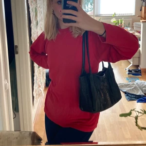 Röd tröja! - Säljer denna röda tröja i storlek M från humana! Den är så fin att bara ha som den är eller stoppa in den som på bild 3!💖