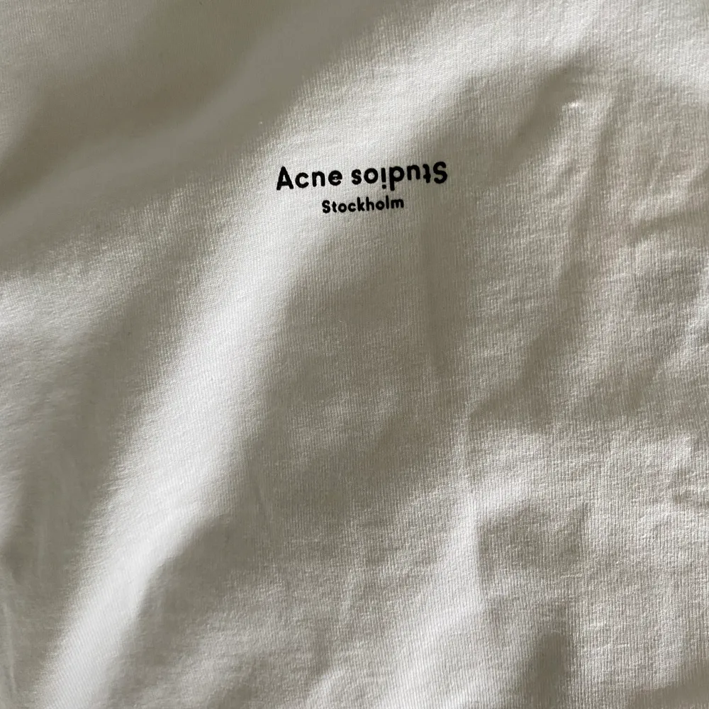 Oanvänd t-Shirt från Acne Studios. Storlek XXS men jag är en S så du kan se hur den sitter på mig. . Tröjor & Koftor.