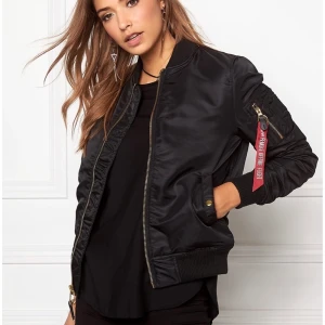 Helt ny Alphaindustries jacka! - Storlek M men ganska liten i storleken. Perfekt till hösten!