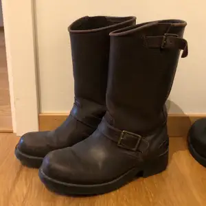 Sjukt snygga bruna boots från johhny bulls. Går att putsa upp så dom ser fräscha ut! Har gått hål i hälen som ni ser på sista bilden men det e inget man märker av när man har på sig dom 💚 storlek 38. Köparen står för frakten 💜