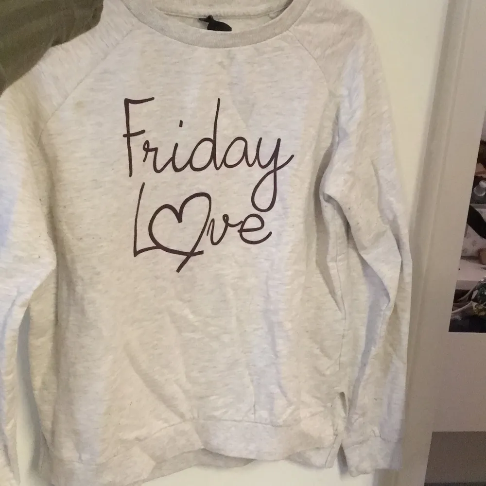Tröja, sweater, med texten Friday Love. Liten i storleken. . Tröjor & Koftor.