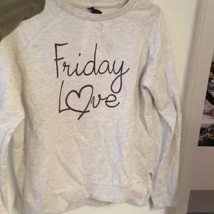 Tröja, sweater, med texten Friday Love. Liten i storleken. 