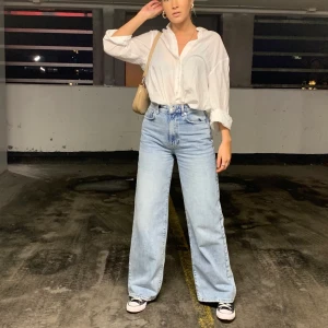 Jeans från Gina - Intressekoll på mina ljusblå vida jeans från Gina Tricot. Jag är 168cm lång💖 BUD PÅ 250