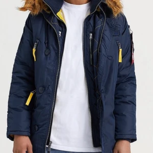 Alpha Industries Parka - Köpt förra vintern men har mest varit i garderoben, nypris låg på ca 2700 när jag köpte men nu är den runt 2000. Inga problem med byten men helst inte. Avtagbar päls och måånga fickor
