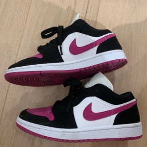 Jordan 1 low - Säljer nu mina jordans pga att dom inte kommer till användning. Har endast använt dom 2-3 gånger. Bud från 1000kr då flera är intresserade! Köp direkt för 1200.