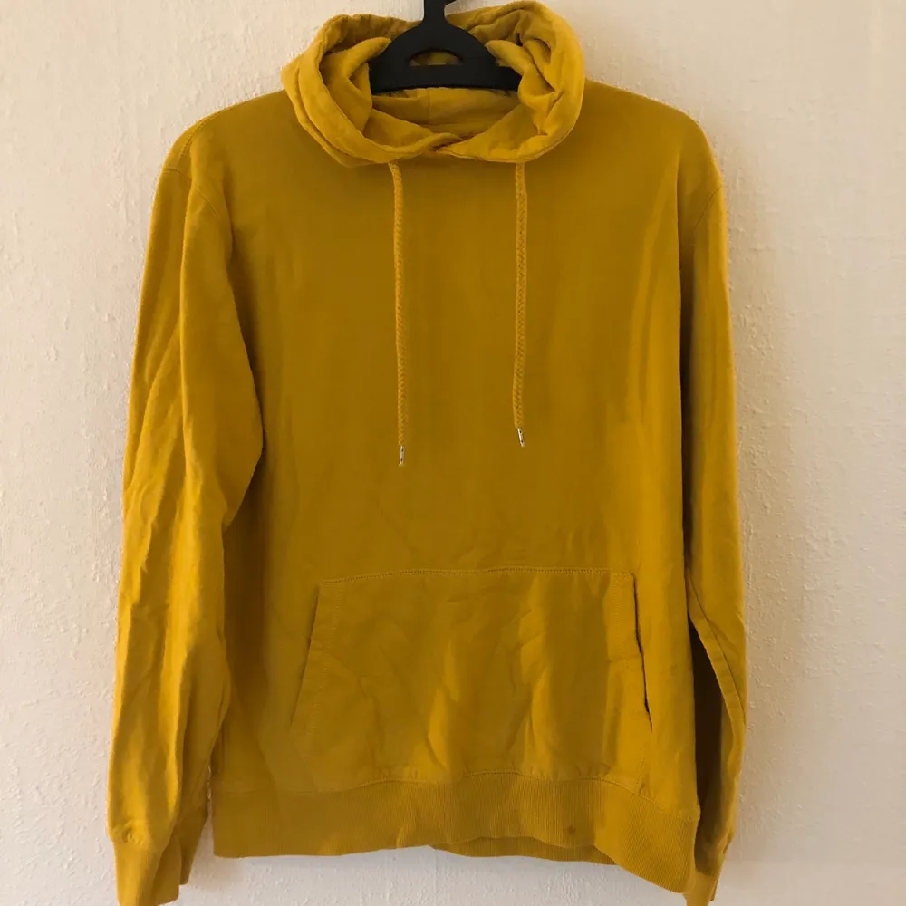 Jättefin gul hoodie 🌙 Använd ca 1 gång alltså i bra skick (2 små fläckar som 100% går bort i tvätten och som inte syns på). Hoodies.