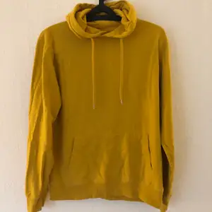 Jättefin gul hoodie 🌙 Använd ca 1 gång alltså i bra skick (2 små fläckar som 100% går bort i tvätten och som inte syns på)