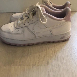 Nike vit/lila stl 36 - Nike air force stl 36 lila/vit