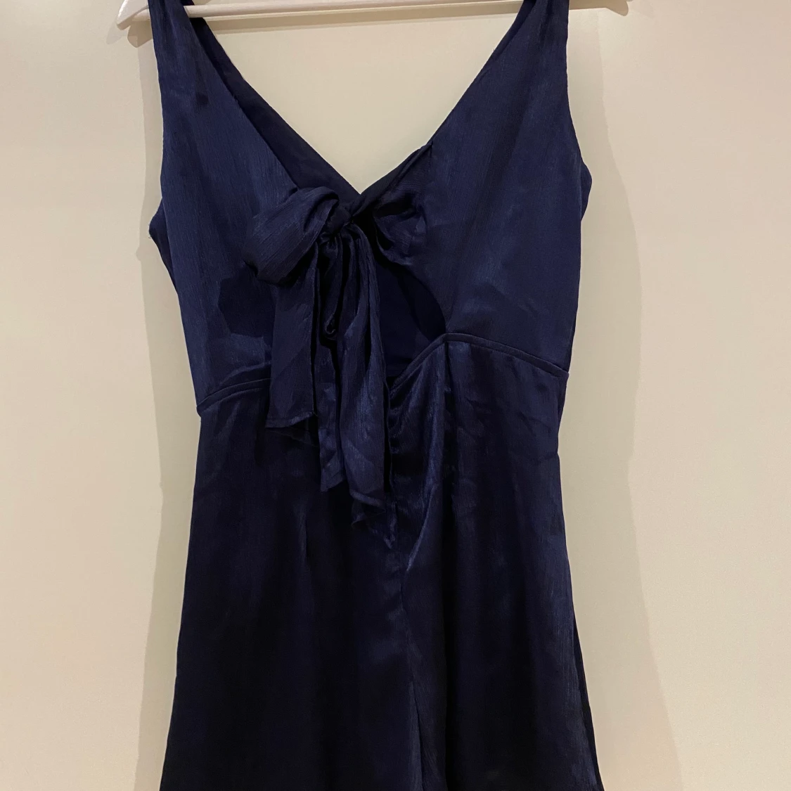 Marinblå byxdress med fina detaljer  - 90