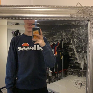 Ellesse tröja strl m - Säljer min Ellese tröja i storlek M, eftersom jag inte använder den så mycket längre.