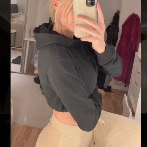 Hoodie/tjock tröja  - Säljer 2 stycken tröjor som är väldigt lika varandra det ända som skiljer sig är att den ena har luva🤩 båda är korta i modellen, den med luva är storlek XS och den utan är S, man får båda för 100 kr