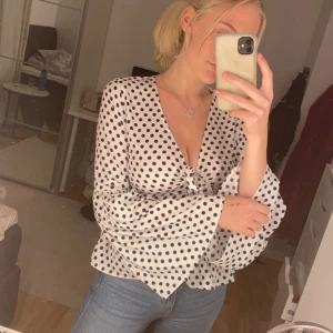 Prickig blus - Prickig blus som är oanvänd🖤🤍🖤 pris kan diskuteras🤍