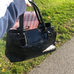 Louis Vuitton väska  - Vet ej om den är äkta då den är köpt på second hand 💕💕köpare står för hälften av frakten 