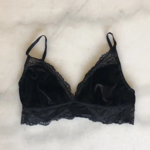 Topp i sammet  - Sammets topp med spets från Gina Tricot. Strl S. Använt men fint skick. Frakten är inräknad i priset. 