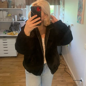 Pälsjacka med dragkedja - Mysigaste pälsjackan ifrån ellos! Storlek 42 men sitter perfekt oversized också på mig som är en 36/38