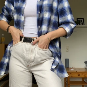 Croppade beigea jeans från Monki - Ett par favoriter som tyvärr blivit för stora för mig :(( Byxorna är utåtsvängda och lite kortare i modellen Yoko från Monki. De är i princip i nyskick och har orange/bruna sömmar längs fickorna och byxbenen (se bild 3)🧡