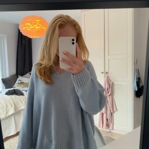 Dagmar stickad tröja  - Denna tröja är ny och endast använd väldigt få gånger. Köparen står för frakten. Köptes för 2000 säljer för 350. Fler bilder vid intresse. ❤️