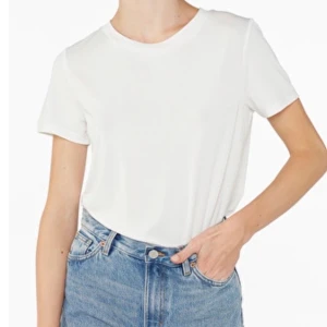 Super-soft T-shirt  - Den populära T-shirten från monki i vitt. Frakt ingår i priset! (Rökfritt och djurfritt hem) 