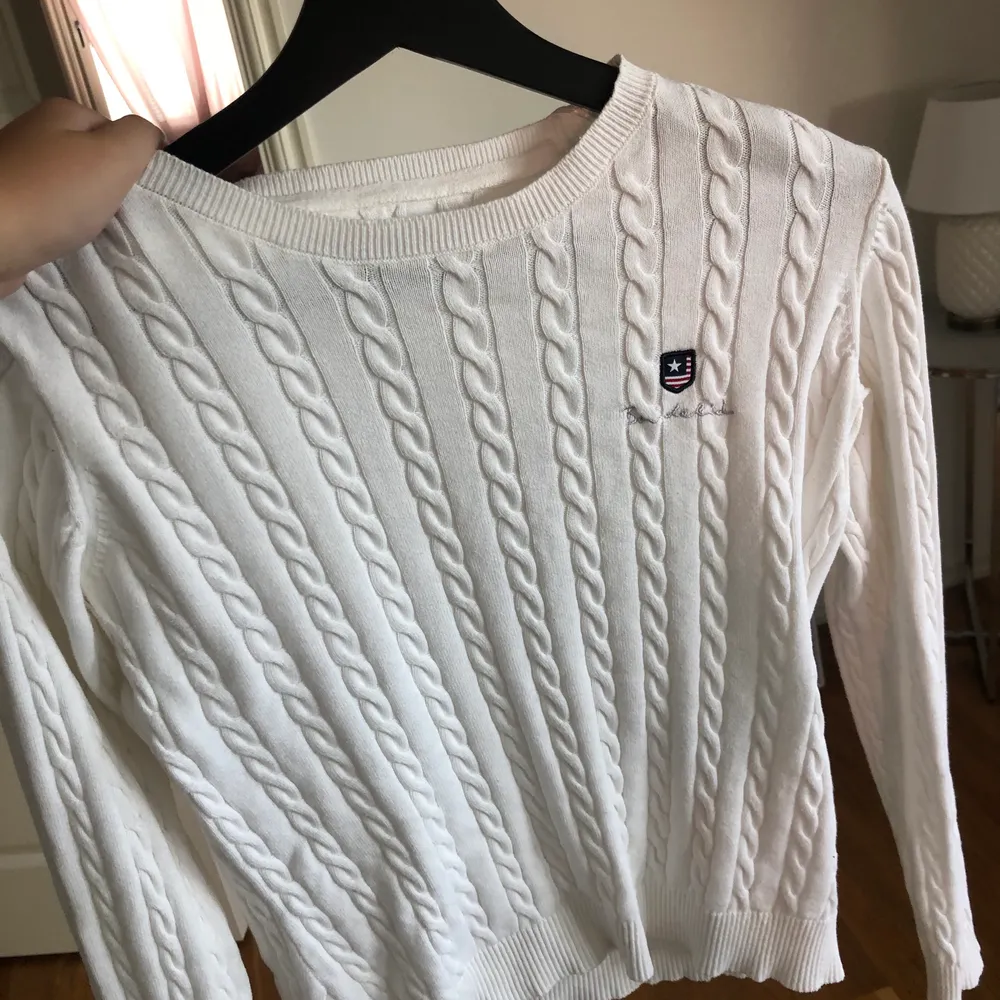 En vit stickad Bondelid tröja. I storlek s. Använd endast en gång så är i mycket fint skick. Säljer på grund av att jag har många vita stickade tröjor så den kommer tyvärr inte till användning.. Tröjor & Koftor.