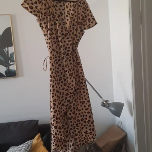 Snygg leopardklänning - En omklottklänning i snyggt tryck från HM strl 38