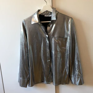 Silverskjorta - Silver/space-skjorta köpt på nakd! Aldrig använd, endast provad. Jag är 172 och det är storlek XS