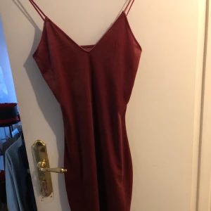Klänning - Klänning från bikbok storlek xs men passar S. Aldrig använd men rivit av prislappen