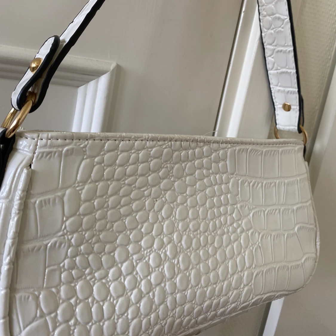 Vit axelremsväska - 90