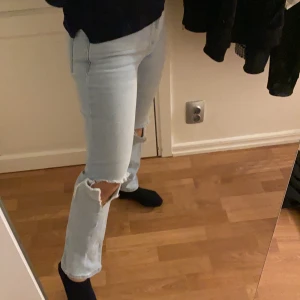 Jeans  - Jeans med hål som jag klippt själv 