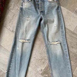 Aldrig använda ZARA jeans i strl 34 (högmidjade)! 200kr exklusive frakt eller högsta bud!