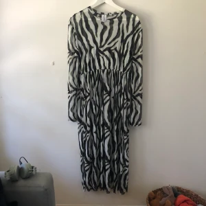Collusion klänning i mesh - Storlek 38, endast provad. Sinnessjukt snygg med transparent zebramönster men dessvärre för liten för mig.